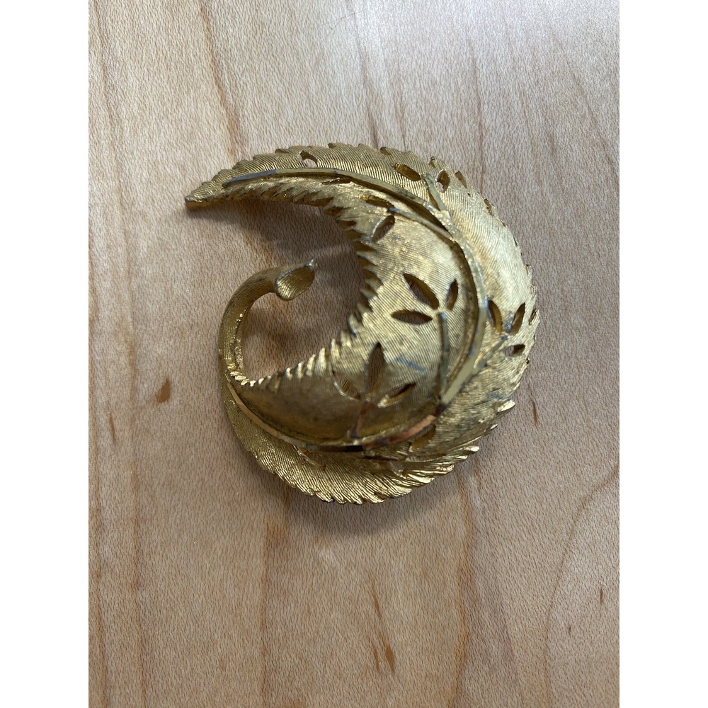 Vintage BSK Goldtone Metal Leaf Brooch Curved Textured Botanical Pin